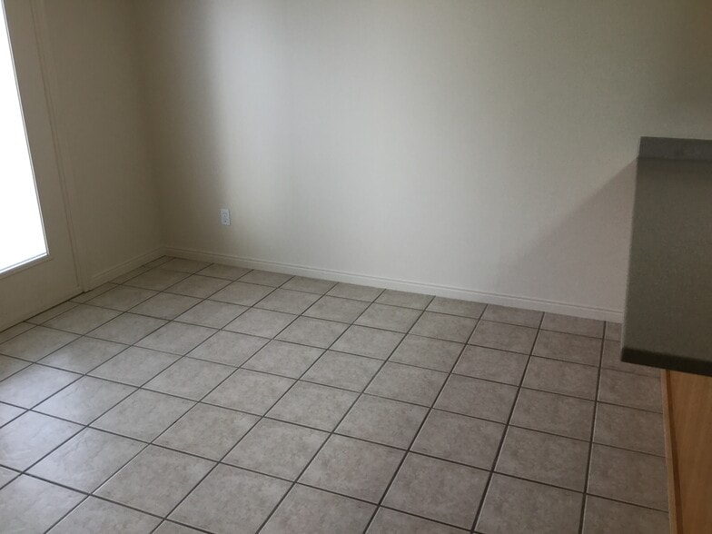 Dining room - 509 Raven Way