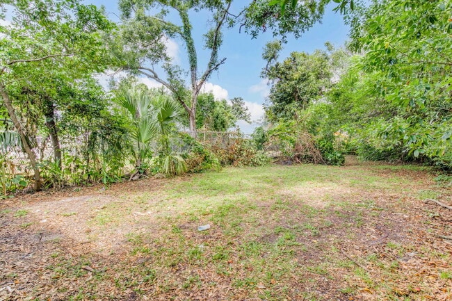 Building Photo - Charming Shotgun Home Just Minutes from Do...