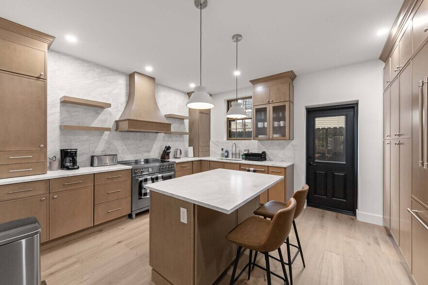 Building Photo - 10 Hausman St