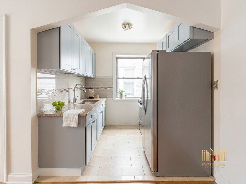 Building Photo - 207 E 96th St