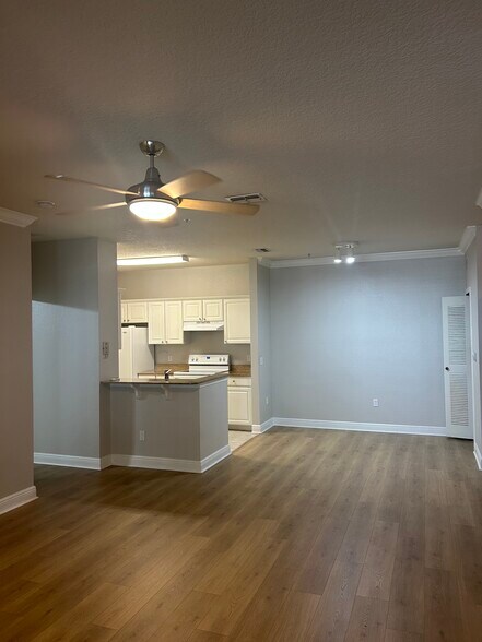 Building Photo - 1300 Eastern Pecan Pl