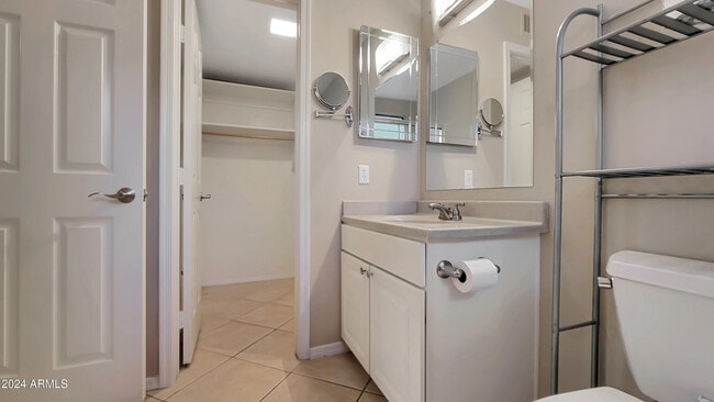 Building Photo - 8817 E Dahlia Dr