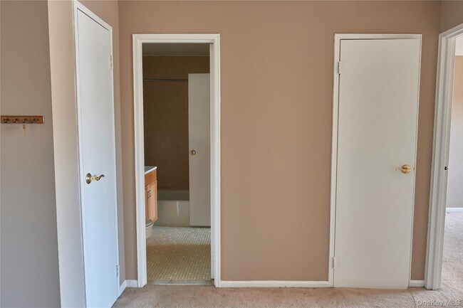 Building Photo - 2 Consulate Dr