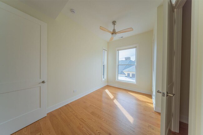 Building Photo - Luxurious 3b/2b + Den Living in Lincoln Park