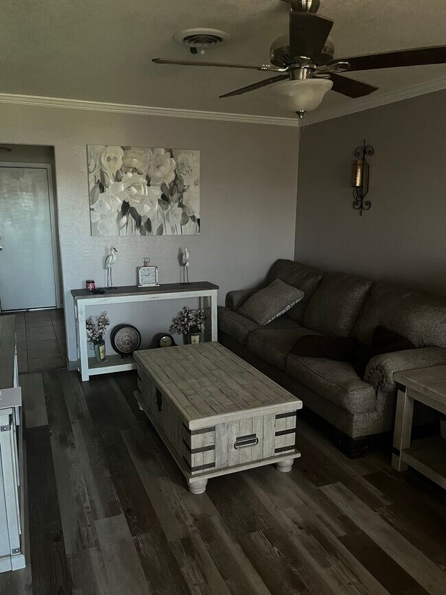 Building Photo - 3 bedroom 1.5 bathroom! HOUSING ACCEPTED!