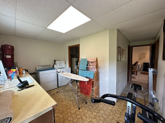 Building Photo - Fully Furnished 3BD/3BA Home with Solar Po...