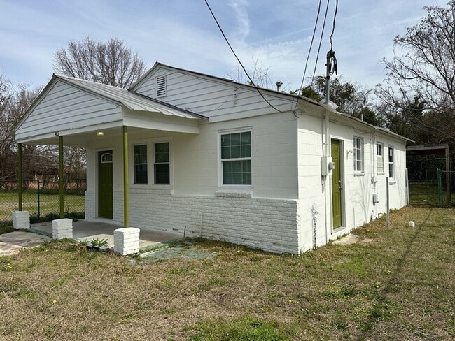Building Photo - One Month's Free Rent! Charming 3 bedroom home available!  | Section 8 Accepted! |