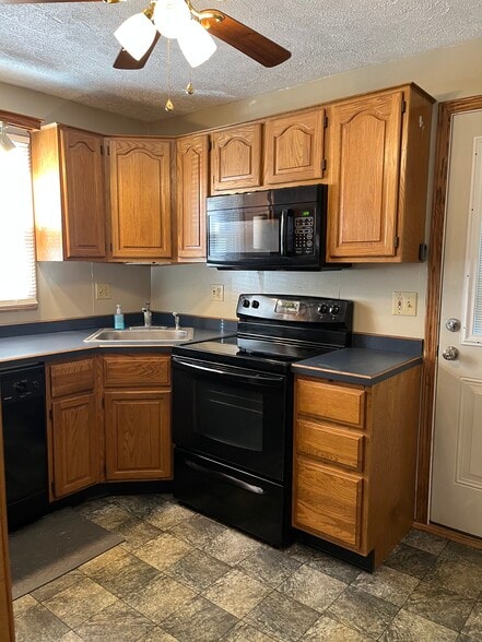 Kitchen - 34 Shadyside Dr