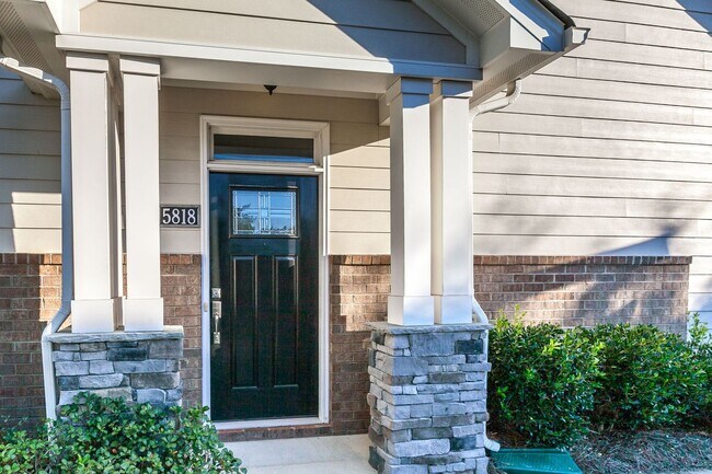 Building Photo - 5818 Glenmore Garden Dr
