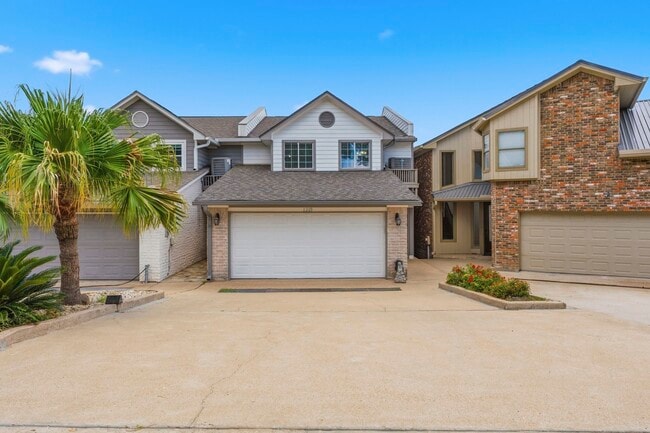 Building Photo - 1208 Lake View Dr