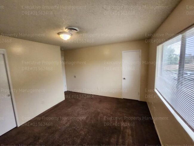 Building Photo - Townhouse unit. 2 bedrooms 1.5 bath call o...