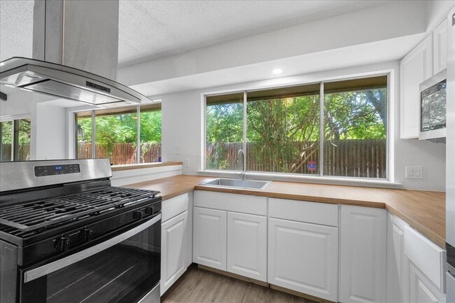 Building Photo - 7505 Shadywood Dr