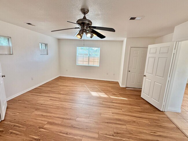 Building Photo - Spacious 4 Bedroom, 3 Bathroom Home with Driveway