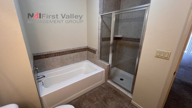 Building Photo - 2 Bedrooms, 2 Baths