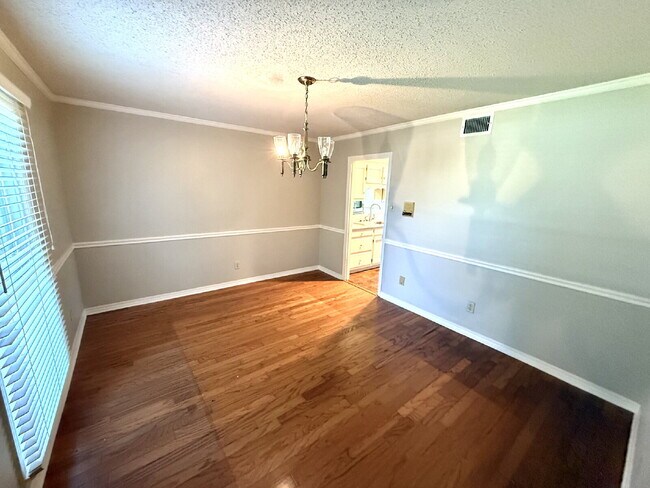 Building Photo - Beautiful 2400 square foot, 4 bedroom, 2.5 bath home in West Mobile.