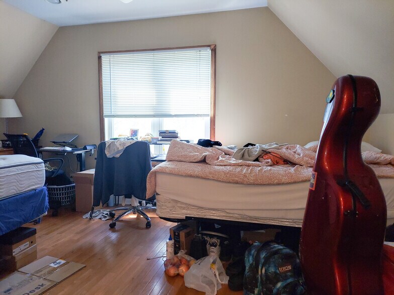 Building Photo - 1832 W Addison St