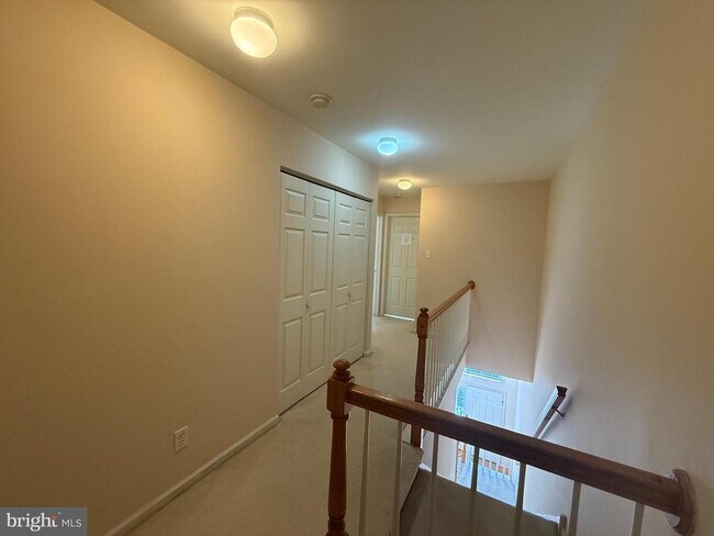 Building Photo - 102 Regents Ct