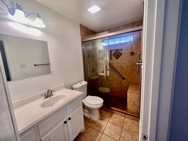 Building Photo - Lakewood Estates Beauty!