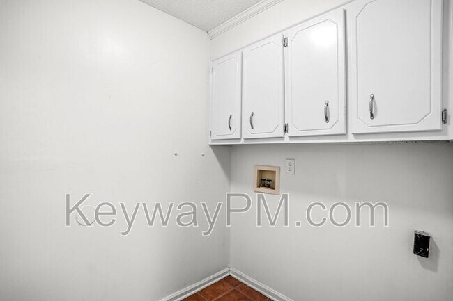 Building Photo - 3420 Linderwood Dr