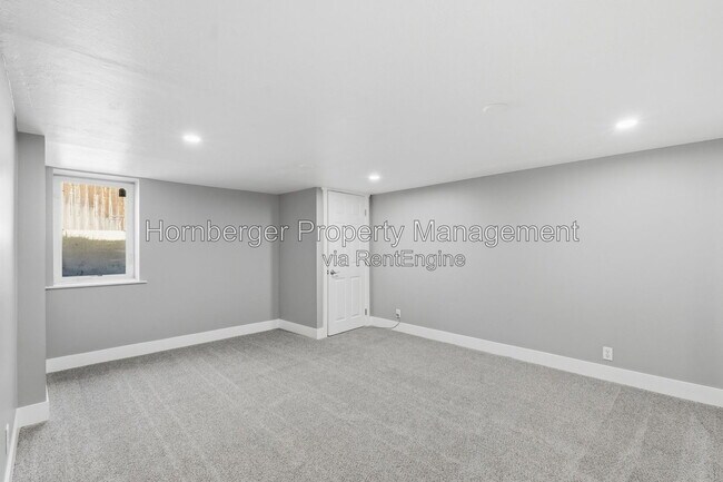 Building Photo - 1210 S Maple St