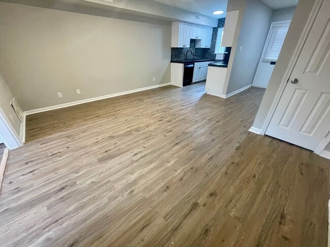 Building Photo - Townhome with Pool!