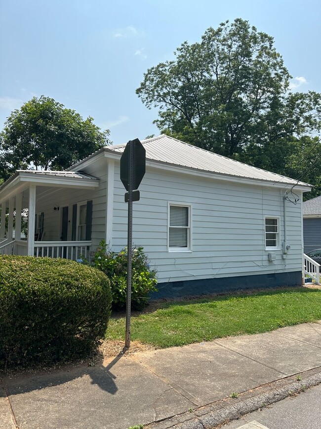 Building Photo - 2 Bedroom, 1 bathroom Home on Atlanta Ave ...