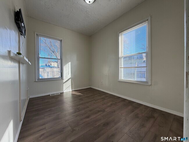 Building Photo - 468 Noble Ave