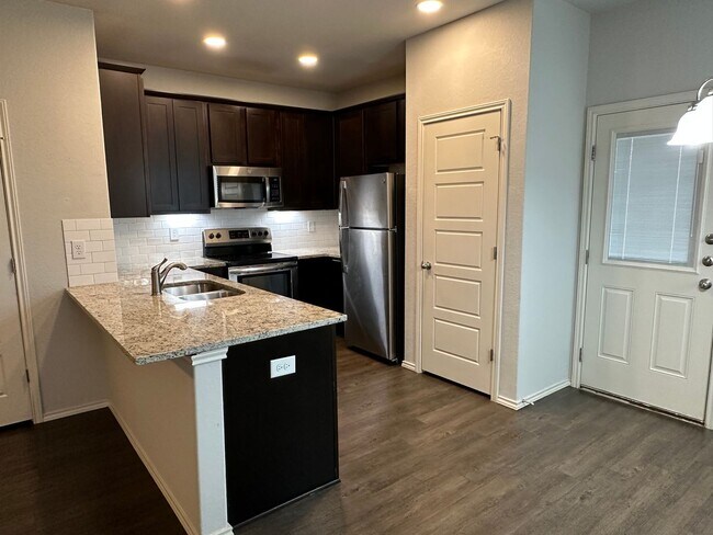 Building Photo - Luxury Townhome