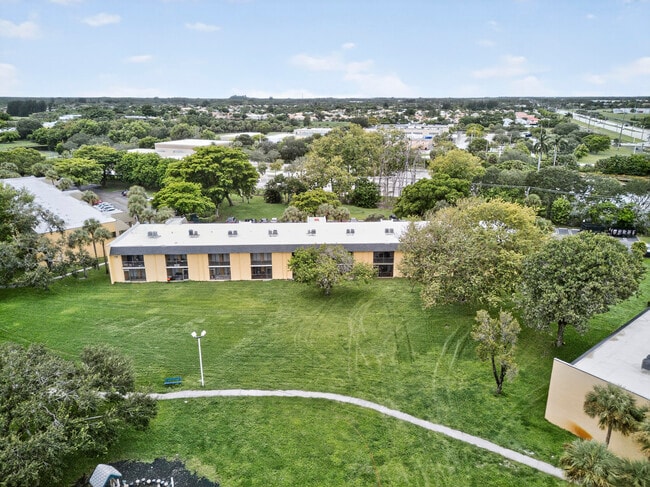 Building Photo - 913 Meadows Cir