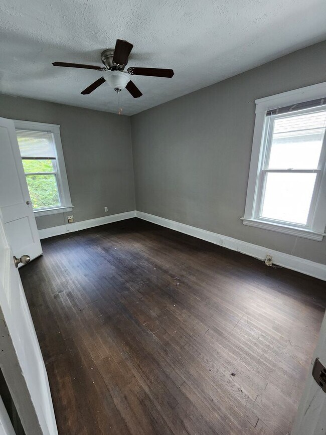 Building Photo - Spacious 2 Bedroom Available