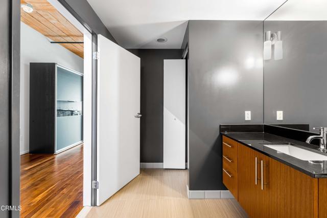 Building Photo - 530 S Hewitt St