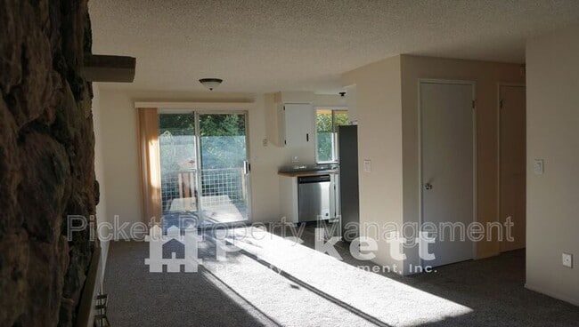 Building Photo - 2221 NE Lexington Dr