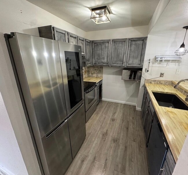 Building Photo - 3 BED 2 BATH TOWNHOME CENTRALLY LOCATED IN COLORADO SPRINGS!!!