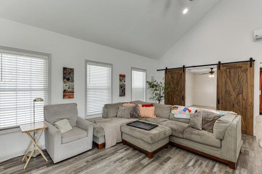 Building Photo - 1051 Gage Dr