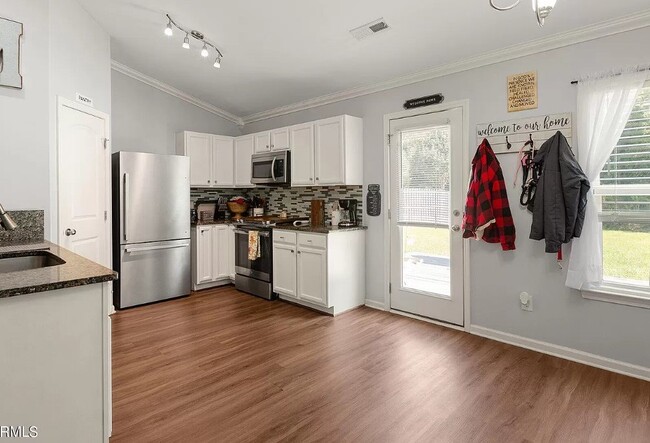 Building Photo - Charming 3 bedroom 2 bath ranch style home...