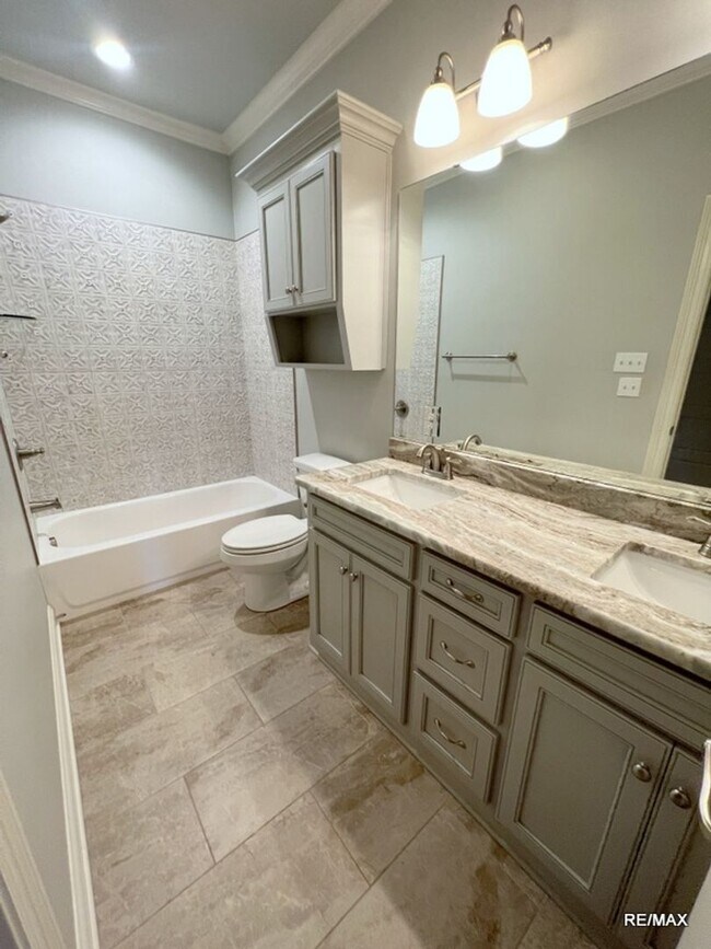 Building Photo - EXQUISITE HOME IN ST. CHARLES COURT OF NOR...