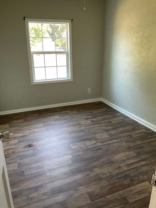 Building Photo - Great location!