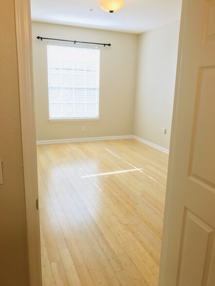 Building Photo - 10550 Baymeadows Rd