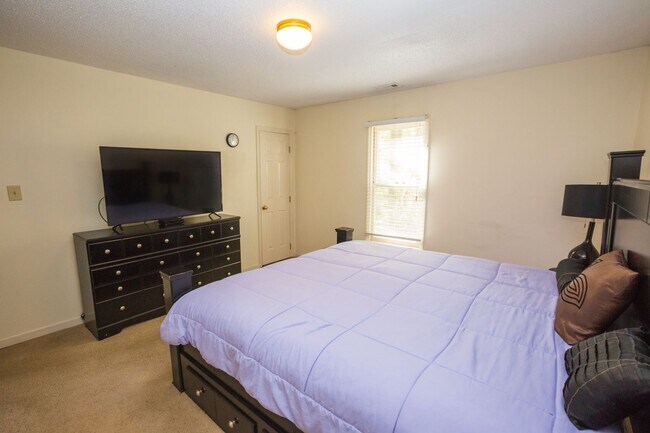 Building Photo - 2 bed, 1.5 bath Duplex in American Village Minutes to Duke University!