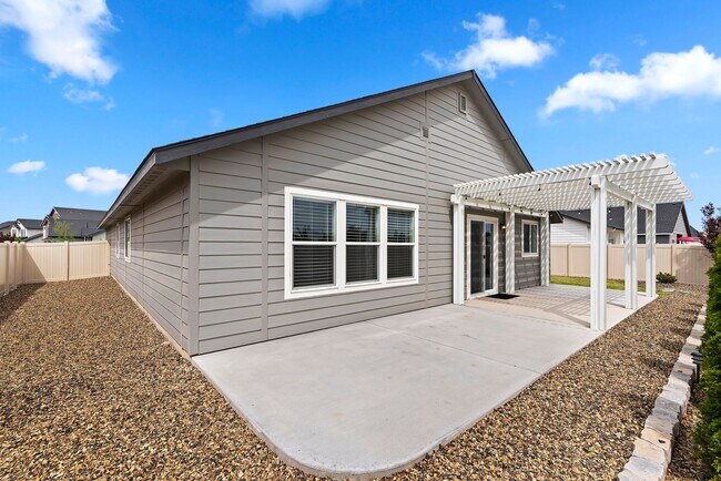 Building Photo - Available Now! 4b/2b Meridian Home