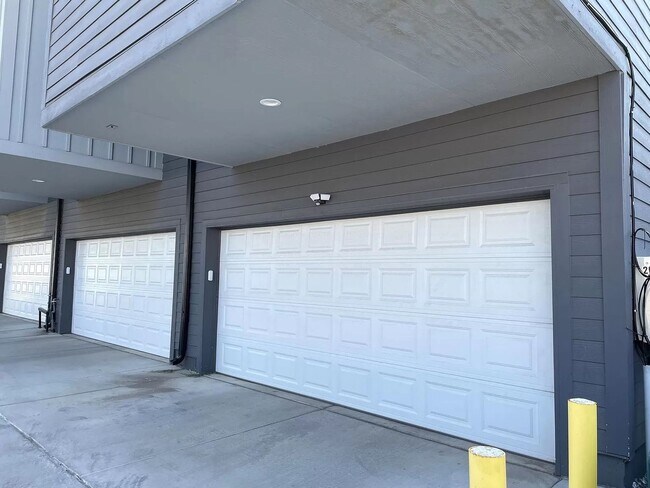 Building Photo - 2 BD/2 1/2Bath in Denver's Modern Townhome...