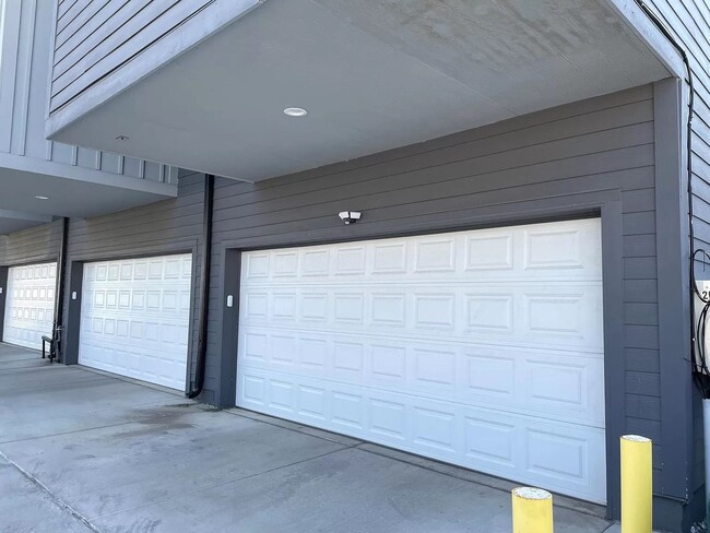Building Photo - 2 Bedroom 2 Full Bathrooms and 2 Half Bath...