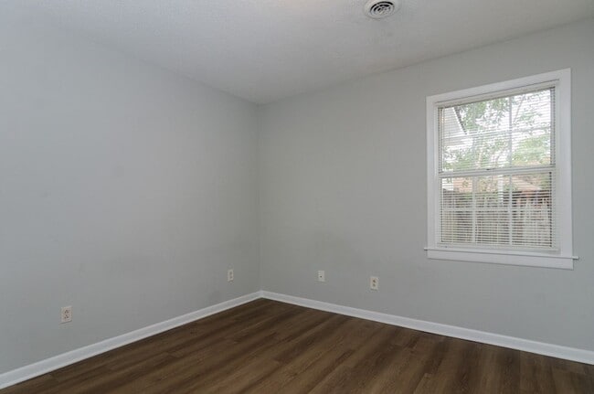 Building Photo - 818 Varsity Dr