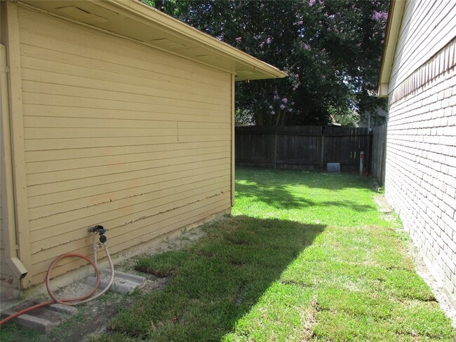 Building Photo - 19947 Mountain Dale Dr