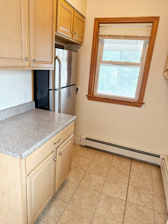 Building Photo - Spacious 2 Bedroom, 1 bath in prime Quincy location!