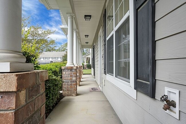 Building Photo - 215 Hemingway Cir