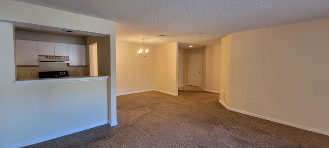 Building Photo - Affordable Roomate Floor Plan - 2 Full Bat...