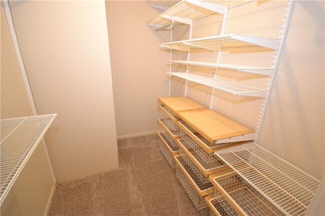 Building Photo - 402 Greenwood Dr