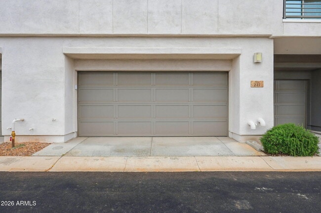 Building Photo - 1250 Abbey Ln