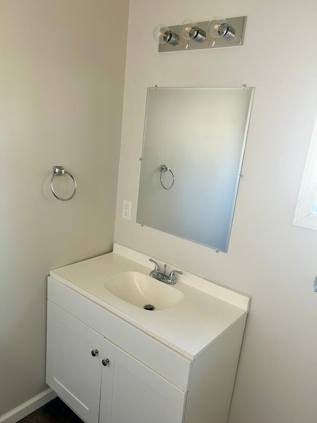 Building Photo - Recently Remodeled 3-Bed/1-Bath House in B...